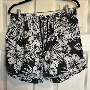 Chubbies men’s black and white floral 4.5” inseam shorts size large